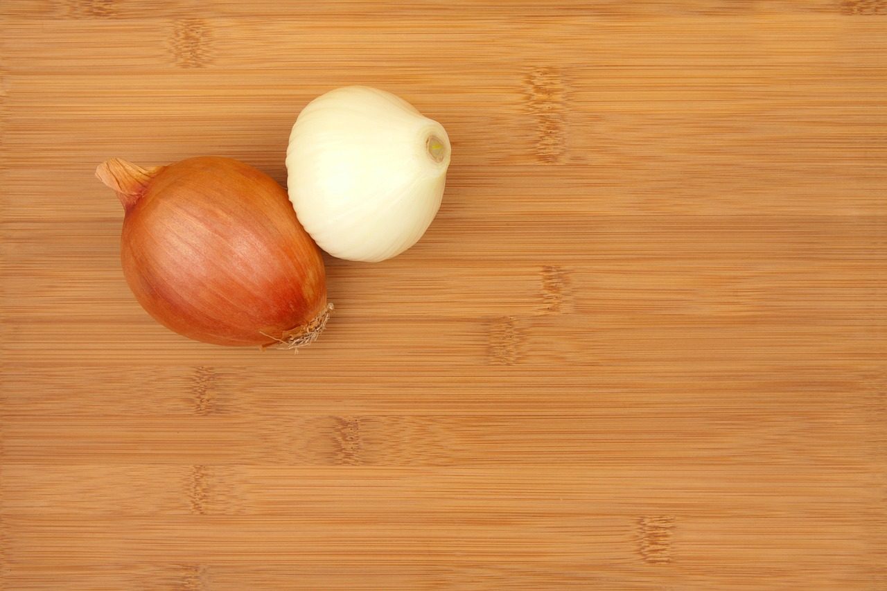 Pohled na smaragdovou řeku obklopenou zelení – inspirace pro zdravý životní styl